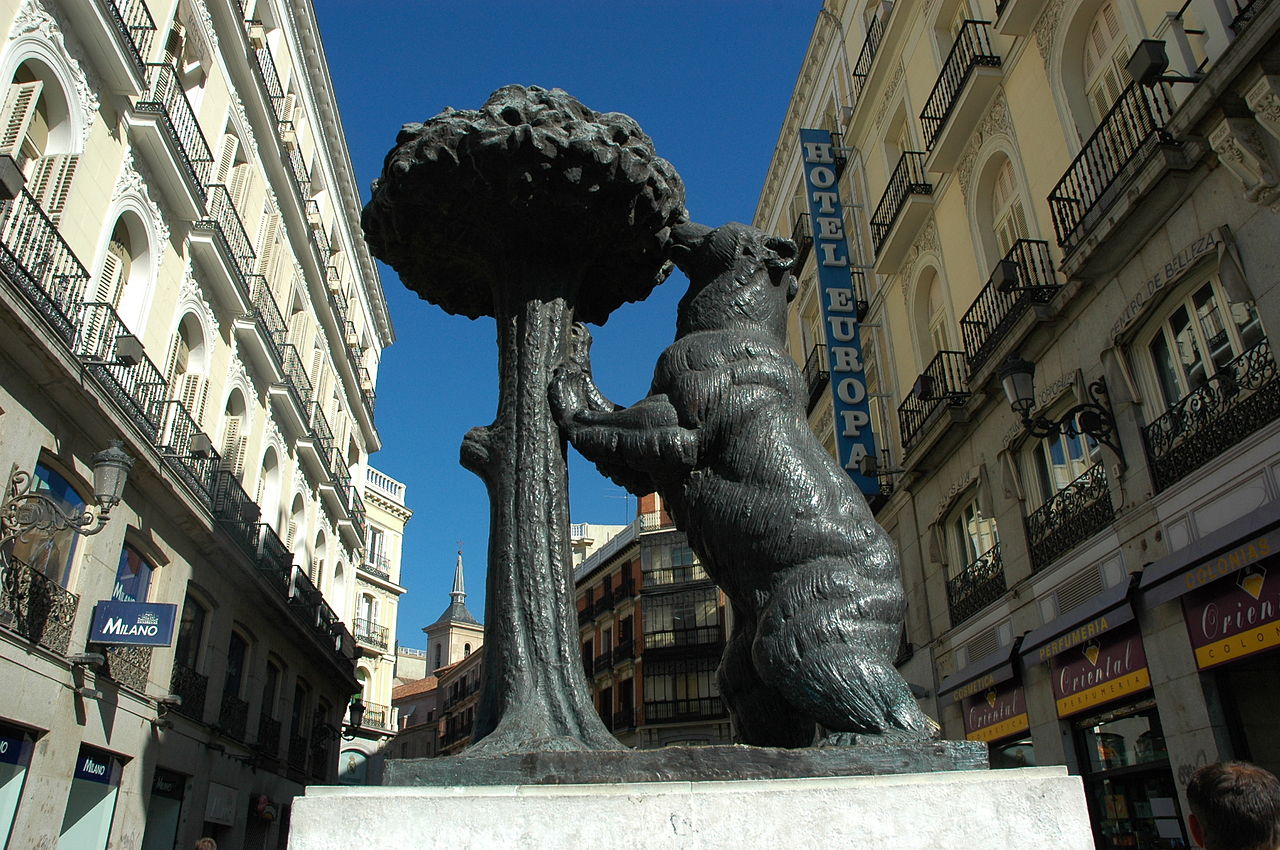 Niedźwiedź rzeźba symbol miasta
